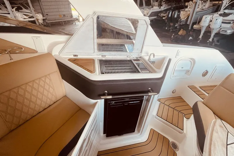 Slide: The Image of Sea Ray SLX 310 Outboard 2024 - 54
