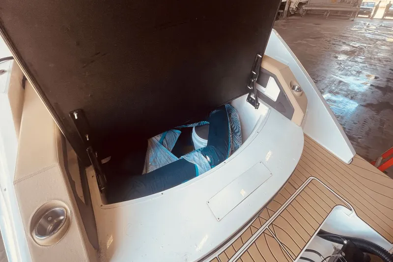 Slide: The Image of Sea Ray SLX 310 Outboard 2024 - 62