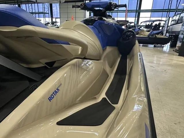 Slide: The Image of Sea-Doo Wake 2025 - 17