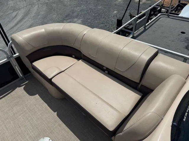 Slide: The Image of Sun Tracker Party Barge 22 DLX 2018 - 10