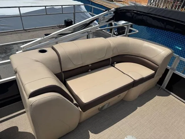 Slide: The Image of Sun Tracker Party Barge 22 DLX 2018 - 11