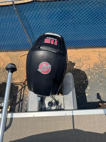 Slide: The Image of Sun Tracker Party Barge 22 DLX 2018 - 3