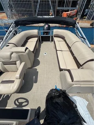 Slide: The Image of Sun Tracker Party Barge 22 DLX 2018 - 5