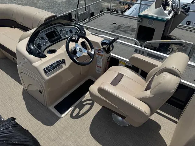 Slide: The Image of Sun Tracker Party Barge 22 DLX 2018 - 6