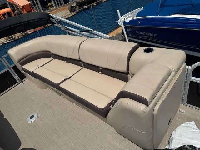 Slide: The Image of Sun Tracker Party Barge 22 DLX 2018 - 8