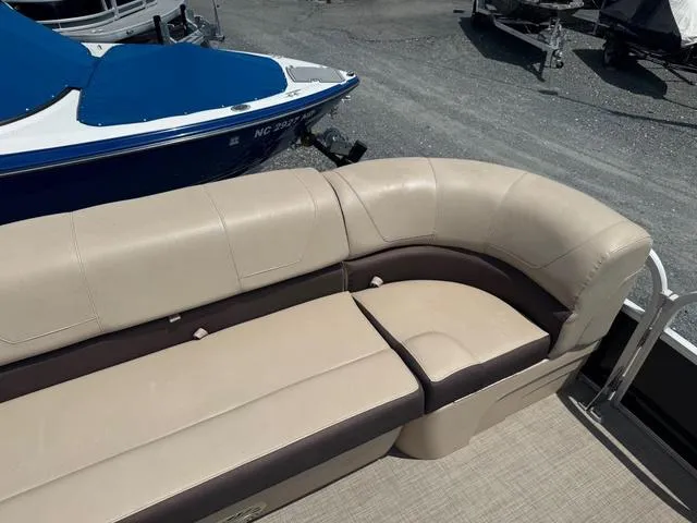 Slide: The Image of Sun Tracker Party Barge 22 DLX 2018 - 9