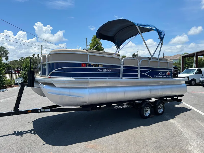 Slide: The Image of 2018 Sun Tracker Party Barge 20 DLX pontoon boat on trailer, sunny day. - 4
