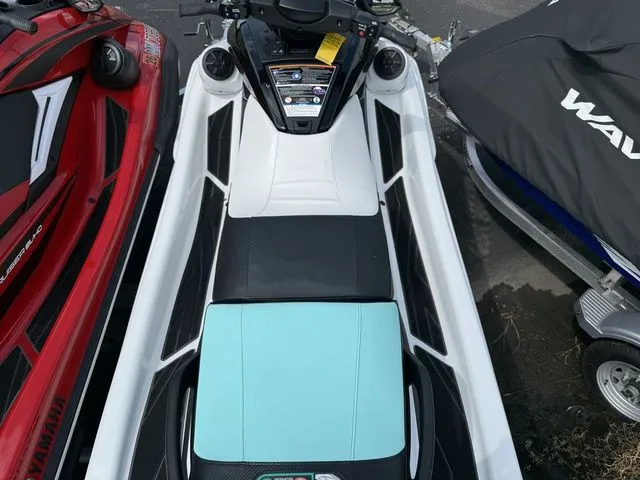 Slide: The Image of Yamaha FX HO With Audio System 2024 - 8