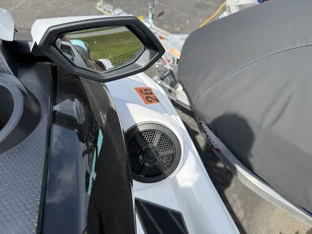 Slide: The Image of Yamaha FX HO With Audio System 2024 - 18