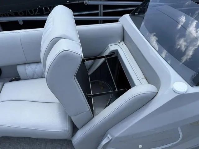 Slide: The Image of Bennington RX Swingback 23 RXSB Tritoon 2024 - 10