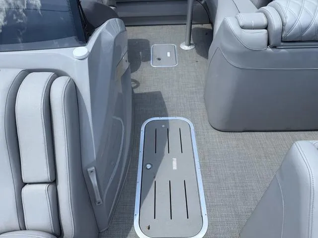 Slide: The Image of Bennington RX Swingback 23 RXSB Tritoon 2024 - 11