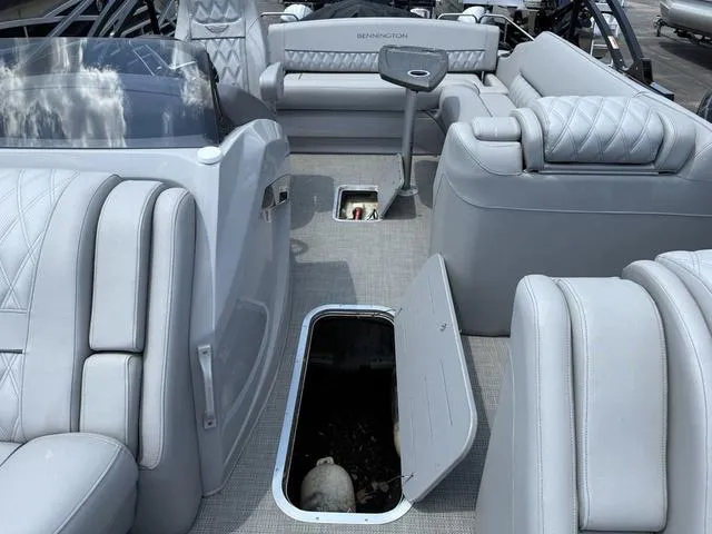 Slide: The Image of Bennington RX Swingback 23 RXSB Tritoon 2024 - 12