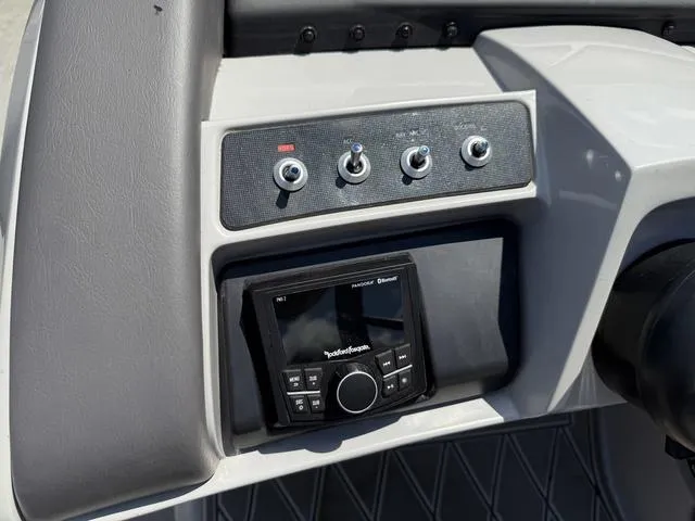 Slide: The Image of Bennington RX Swingback 23 RXSB Tritoon 2024 - 15