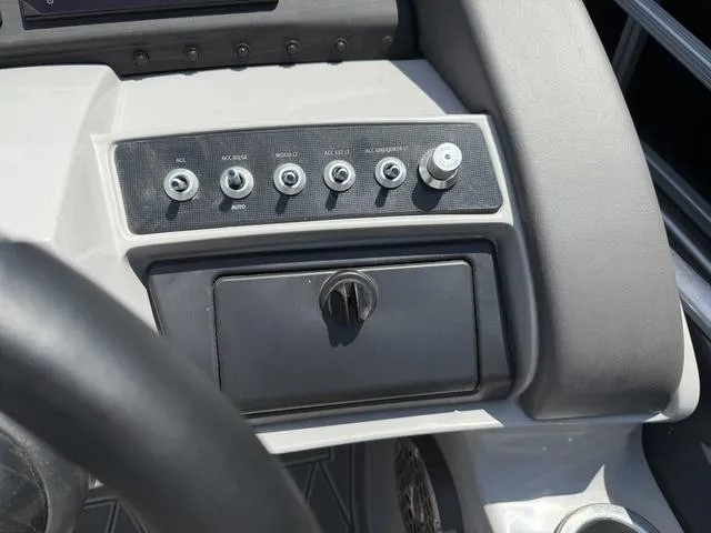 Slide: The Image of Bennington RX Swingback 23 RXSB Tritoon 2024 - 17