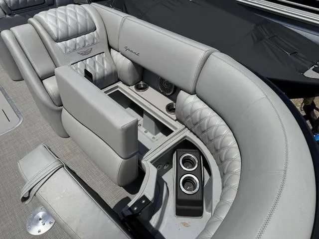 Slide: The Image of Bennington RX Swingback 23 RXSB Tritoon 2024 - 7