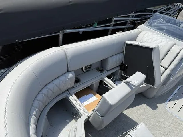 Slide: The Image of Bennington RX Swingback 23 RXSB Tritoon 2024 - 9