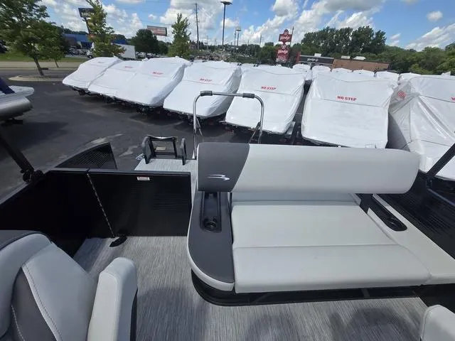 Slide: The Image of Bennington S-One Swingback 22 SSB Tritoon 2026 - 14