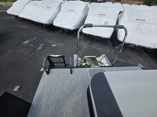 Slide: The Image of Bennington S-One Swingback 22 SSB Tritoon 2026 - 16