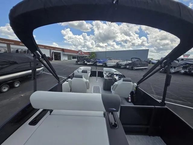 Slide: The Image of Bennington S-One Swingback 22 SSB Tritoon 2026 - 17