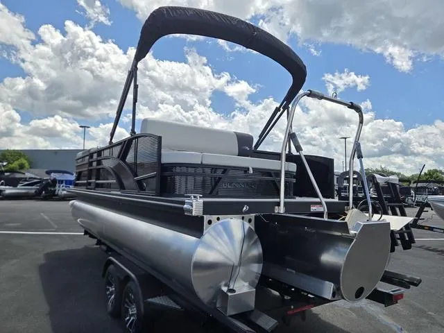 Slide: The Image of Bennington S-One Swingback 22 SSB Tritoon 2026 - 4