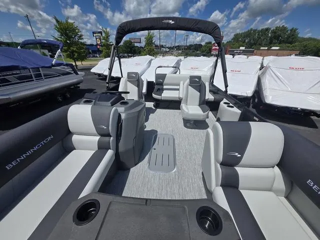 Slide: The Image of Bennington S-One Swingback 22 SSB Tritoon 2026 - 8