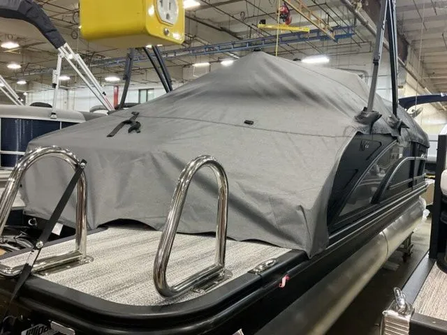 Slide: The Image of Bennington M Swingback 22 MSB Tritoon 2026 - 22