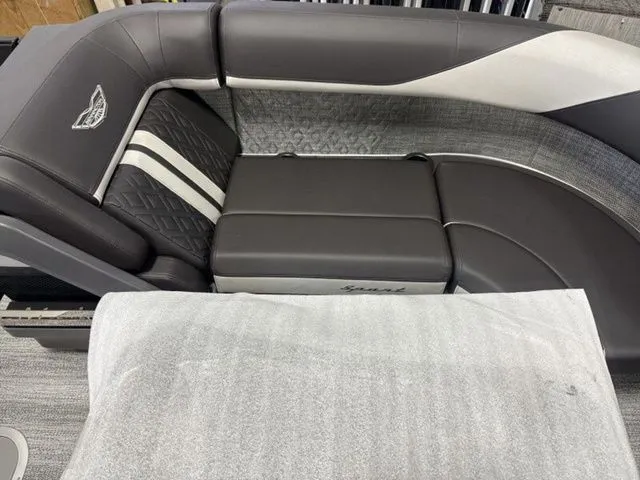 Slide: The Image of Bennington M Swingback 22 MSB Tritoon 2026 - 9