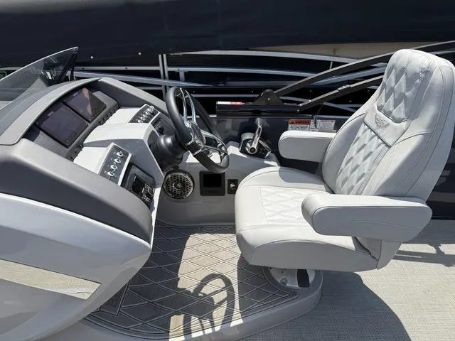 Slide: The Image of Bennington RX Swingback 23 RXSB Tritoon 2024 - 13