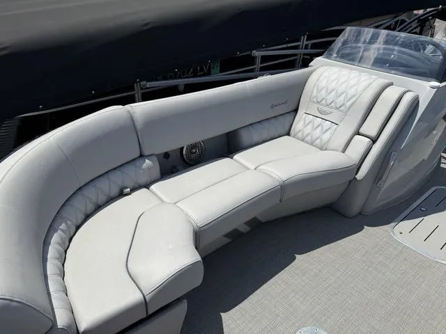 Slide: The Image of Bennington RX Swingback 23 RXSB Tritoon 2024 - 8