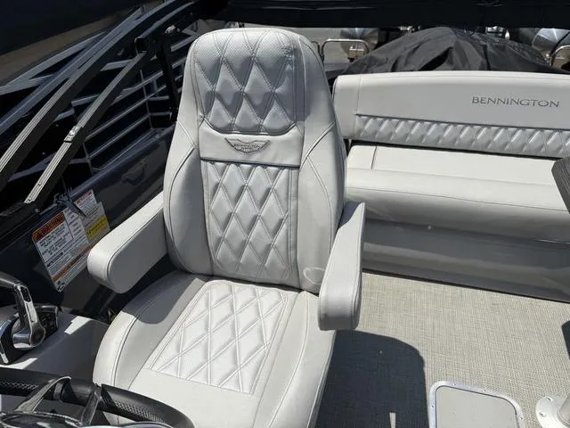 Slide: The Image of Bennington RX Swingback 23 RXSB Tritoon 2024 - 19