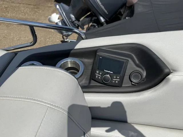 Slide: The Image of Bennington RX Swingback 23 RXSB Tritoon 2024 - 23