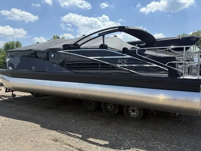 Slide: The Image of Bennington RX Swingback 23 RXSB Tritoon 2024 - 3