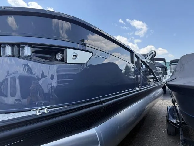 Slide: The Image of Bennington RX Swingback 23 RXSB Tritoon 2024 - 4