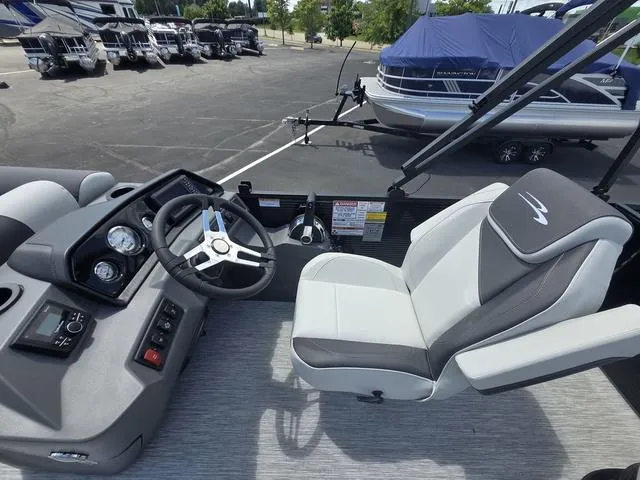 Slide: The Image of Bennington S-One Swingback 22 SSB Tritoon 2026 - 11