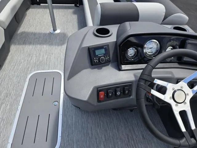 Slide: The Image of Bennington S-One Swingback 22 SSB Tritoon 2026 - 12