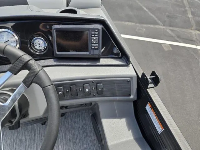 Slide: The Image of Bennington S-One Swingback 22 SSB Tritoon 2026 - 13