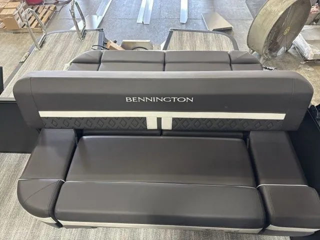 Slide: The Image of Bennington M Swingback 22 MSB Tritoon 2026 - 11