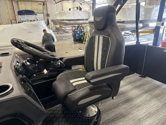 Slide: The Image of Bennington M Swingback 22 MSB Tritoon 2026 - 14