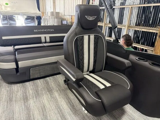 Slide: The Image of Bennington M Swingback 22 MSB Tritoon 2026 - 15