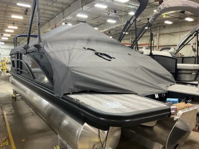 Slide: The Image of Bennington M Swingback 22 MSB Tritoon 2026 - 21