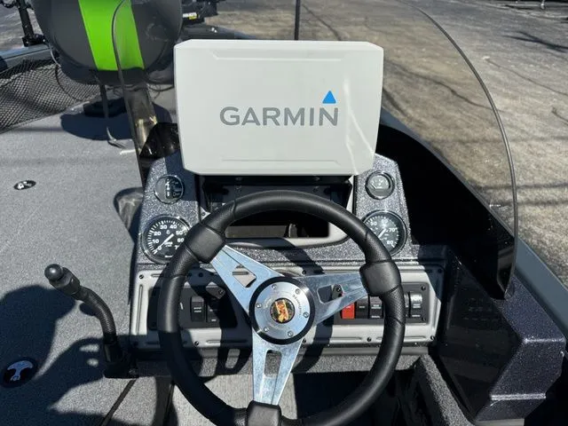 Slide: The Image of Ranger VS1882SC Angler 2023 - 8