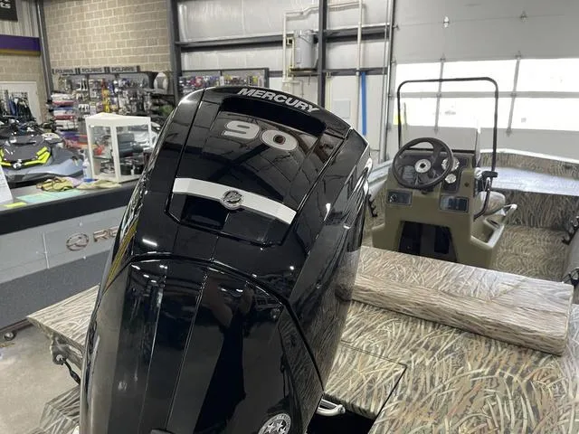 Slide: The Image of Tracker Grizzly 1860 CC 2026 - 11