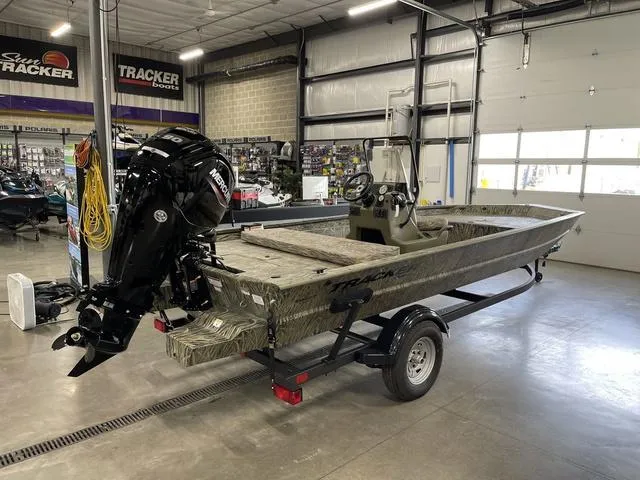 Slide: The Image of Tracker Grizzly 1860 CC 2026 - 12