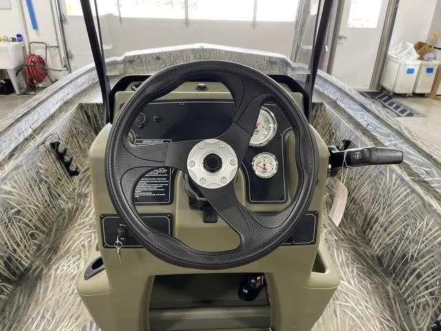 Slide: The Image of Tracker Grizzly 1860 CC 2026 - 16