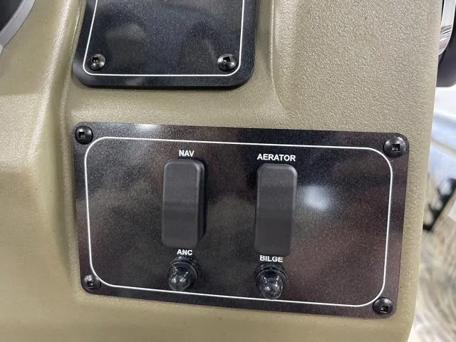 Slide: The Image of Tracker Grizzly 1860 CC 2026 - 17