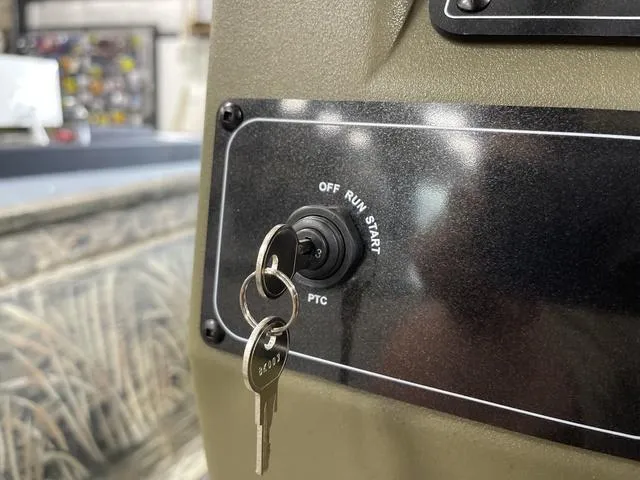 Slide: The Image of Tracker Grizzly 1860 CC 2026 - 19