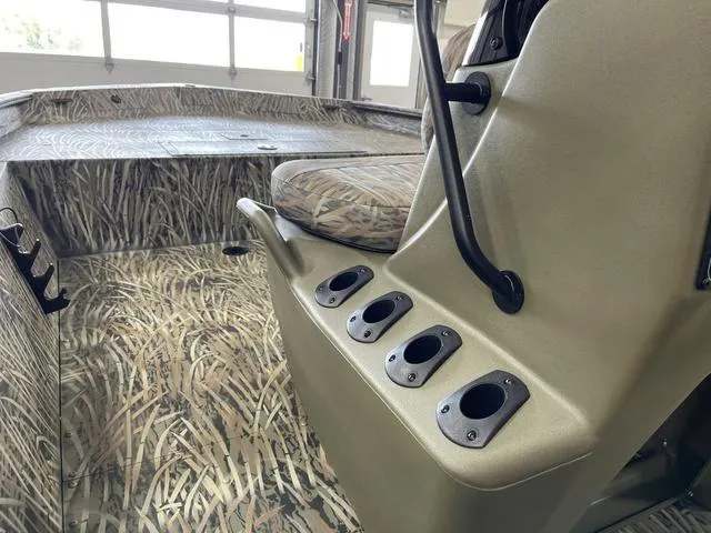 Slide: The Image of Tracker Grizzly 1860 CC 2026 - 20