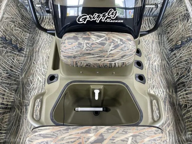 Slide: The Image of Tracker Grizzly 1860 CC 2026 - 21