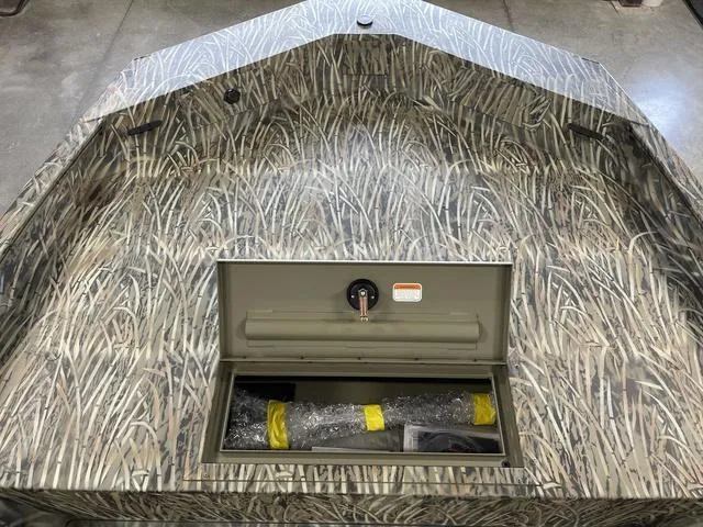 Slide: The Image of Tracker Grizzly 1860 CC 2026 - 22