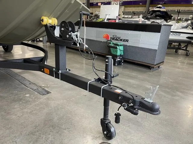 Slide: The Image of Tracker Grizzly 1860 CC 2026 - 3